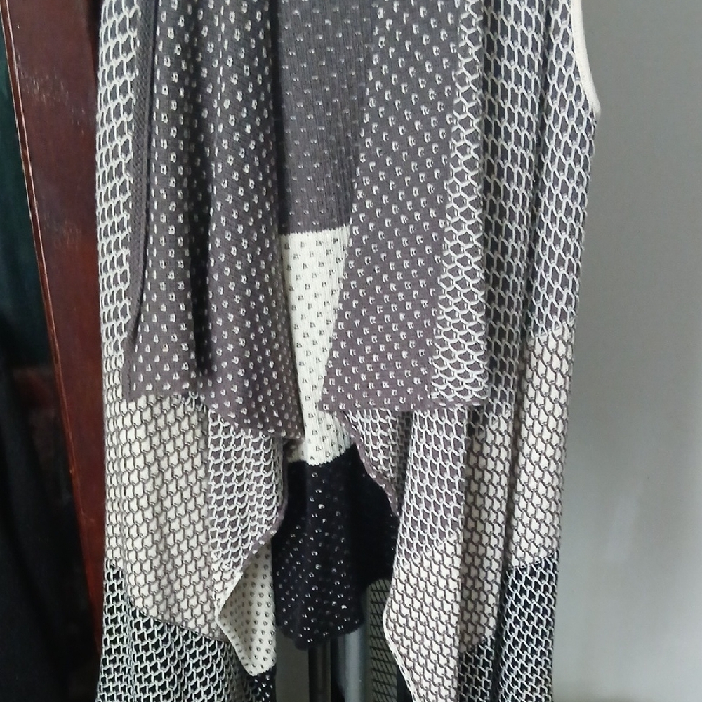 Black and White Patterned Sleeveless Cardigan